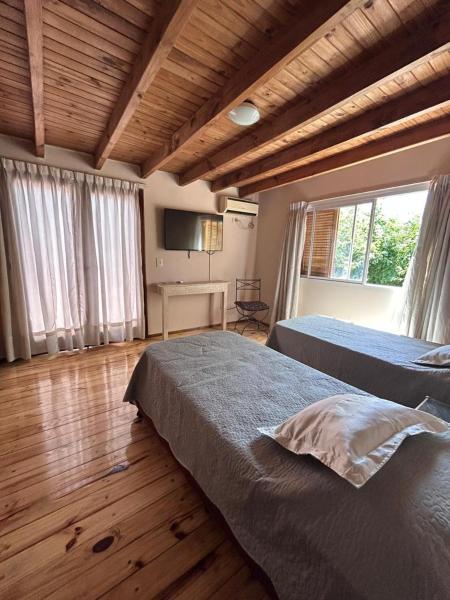 1 dormitorio con 2 camas y ventana grande en Apartamento en Mendoza en Mendoza