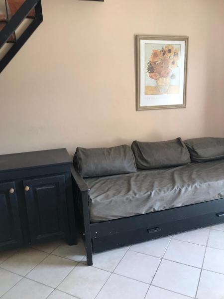 un sofá en una sala de estar con una foto en la pared en Playa 497 en Pinamar