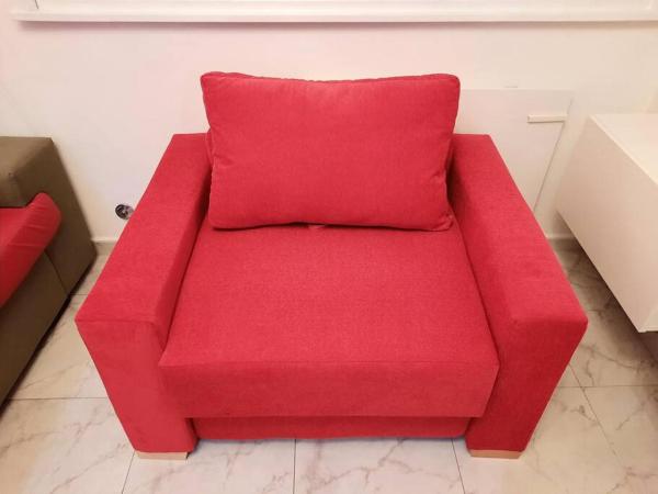 un sofá rojo sentado en una sala de estar en Departamento de Lujo en la Ciudad Buenos Aires en Buenos Aires