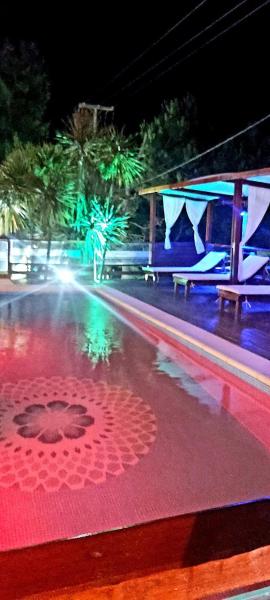 una piscina con una fuente en medio de una calle por la noche en Arena de Mar dept A en Balneario Mar Azul