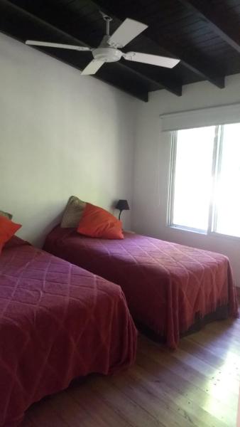 1 dormitorio con 2 camas y ventilador de techo en Flamante casa en Delta de Tigre en Buenos Aires