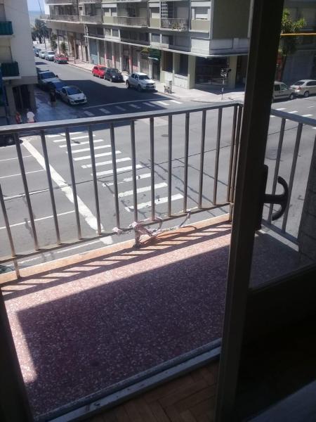 un pájaro sentado en un balcón con vistas a una calle en Departamento Monoambiente a 1 cuadra de la playa. Mar del plata. Hasta 3 personas. Impecable Estado. Balcón. Excelente zona. en Mar del Plata