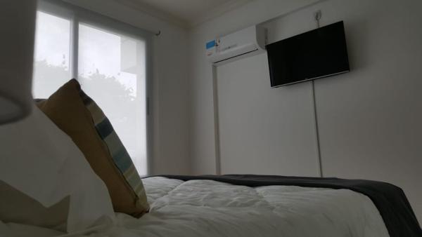 1 dormitorio con 1 cama y Tv LED en Departamento Caseros Salta en Salta