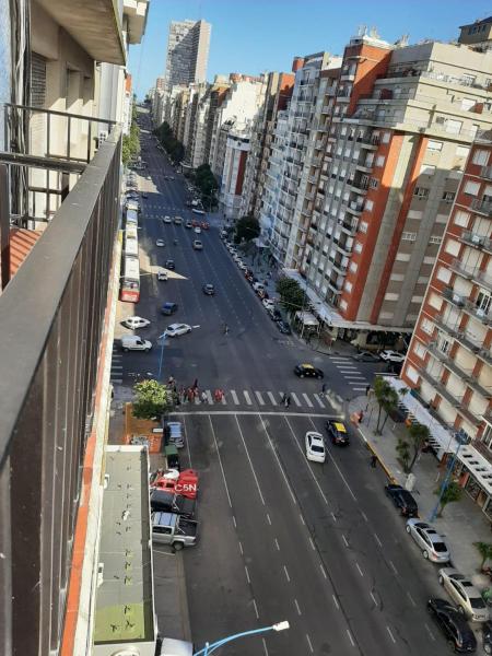 una vista aérea de una calle de la ciudad con edificios en IMPECABLE DEPARTAMENTO. PLAZA COLON CON BALCON A LA CALLE en Mar del Plata