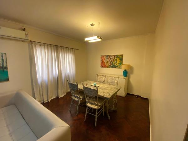 sala de estar con mesa, sillas y sofá en Departamento Av. España en Mendoza
