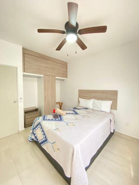 1 dormitorio con 1 cama y ventilador de techo en Apartamentos Sunset - Ciriceo III 303, en Playa del Carmen