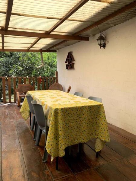 una mesa y sillas con un mantel amarillo en Casa de Campo Nuestra Tierra, en Quito