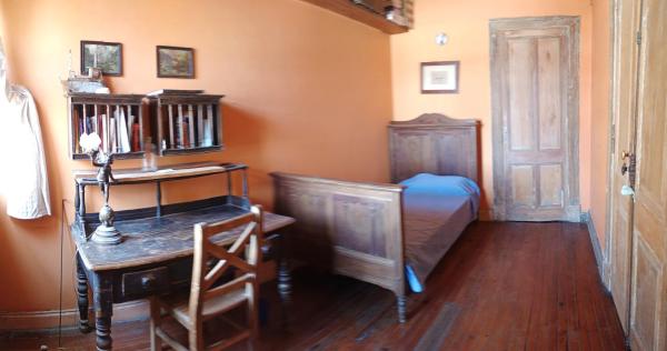1 dormitorio con cama, escritorio y mesa en Casa Colonial 3 piso Escalera en Buenos Aires
