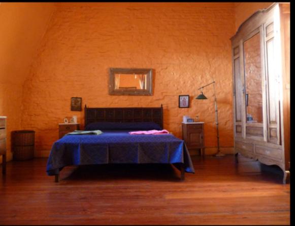 Un dormitorio con una cama con una manta azul. en Casa Colonial 3 piso Escalera en Buenos Aires