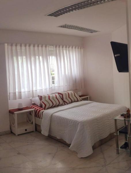 1 dormitorio con 1 cama grande y ventana en APARTAMENTO OCHAVA Promos x paquetes Conversión Dolar Oficial en Buenos Aires