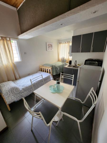 cocina con mesa y sillas en una habitación en Departamento ubicadisimo con estacionamiento incluido capital Mendoza 5 en Mendoza