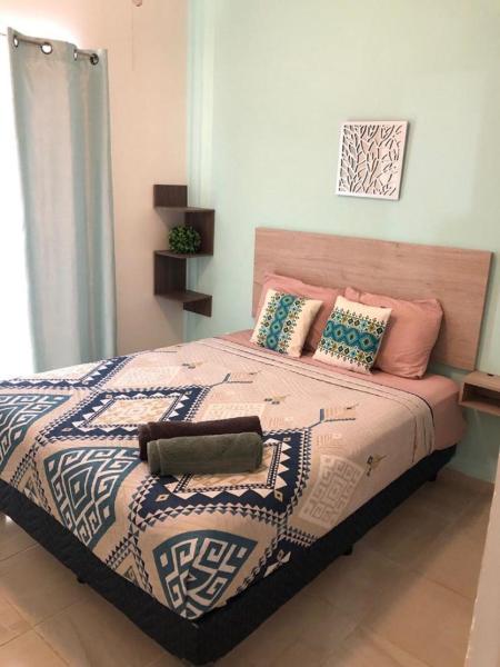 Un dormitorio con una cama grande con almohadas.  en Apartamentos Sunset - Ciriceo III 303, en Playa del Carmen