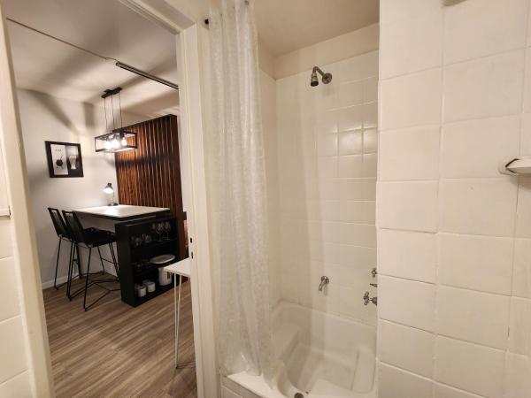 baño con ducha y mesa con escritorio. en G&G Apartments - Recoleta Cozy Studio en Buenos Aires
