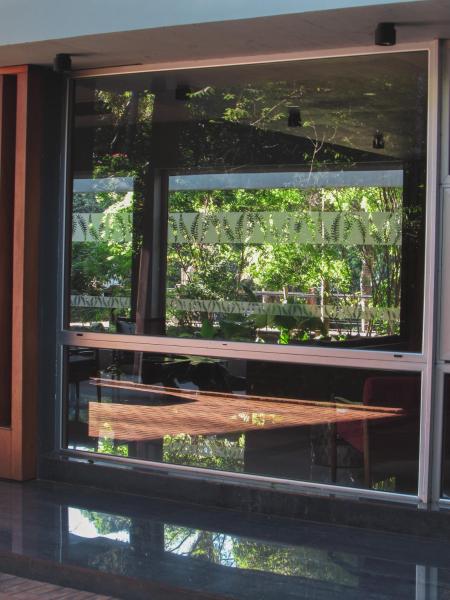 una ventana con un banco de madera delante de ella en Selvaje Lodge Iguazu en Puerto Iguazú