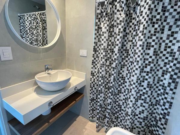 baño con lavabo y cortina de ducha en Cute studio in San Telmo all brand new 2 pax 3A en Buenos Aires