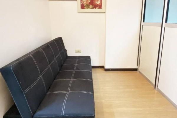 un sofá negro sentado en una habitación en CORD0304 Hermoso y super cómodo Depto entero en el Centro en Buenos Aires