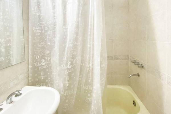 baño con lavabo y cortina de ducha en CORD0306 Studio en el centro de Bs As a Mts del Obelisco en Buenos Aires