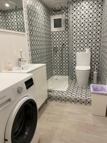 y baño con lavadora y lavamanos.  en Sailor Apartments, en Torremolinos