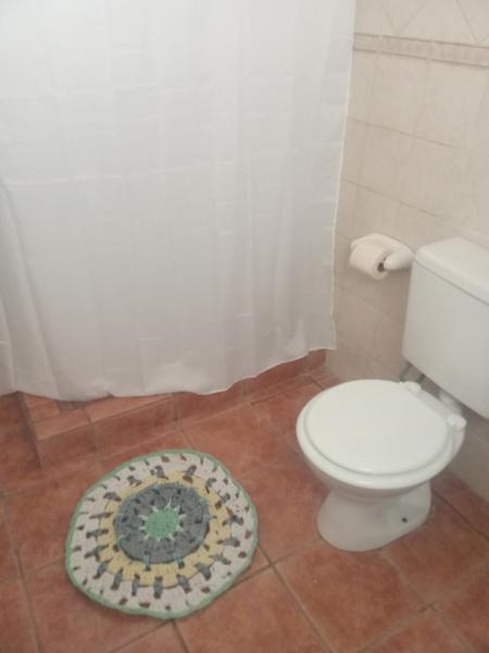 baño con aseo y alfombra en el suelo en Los abuelos en Puerto Madryn