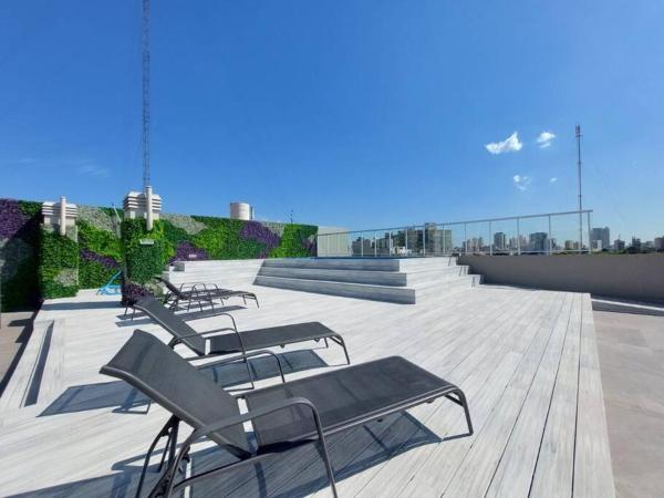 un grupo de bancos sentados sobre un techo en Excelente departamento zona Hospital Italiano a estrenar con amenities en Buenos Aires