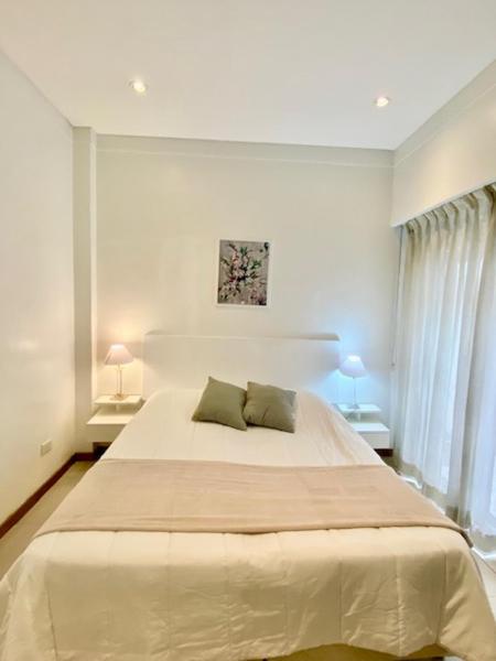 1 dormitorio blanco con 1 cama grande y 2 almohadas en Departamento en Palermo, lindo y muy bien ubicado en Buenos Aires