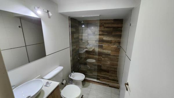 y baño con aseo, lavabo y ducha. en Excelente departamento en la mejor ubicacion de Mendoza en Mendoza