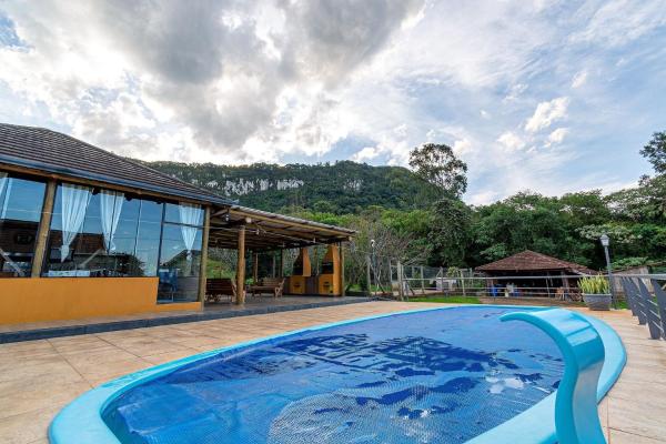 una piscina frente a una casa en Rosa Casa Várzea Grande, en Gramado