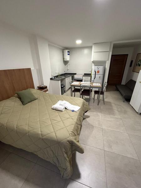 1 dormitorio grande con 1 cama y cocina en ARENALES 742/403-404 en Salta