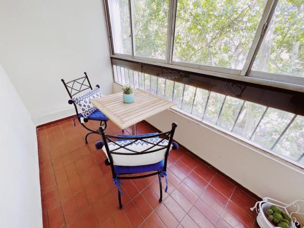 una mesa y sillas en una habitación con ventanas en Departamento Peatonal Sarmiento en Mendoza