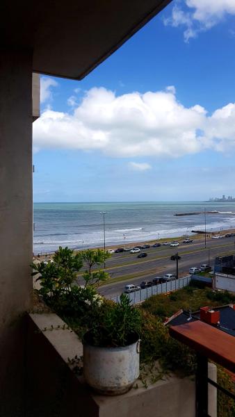 balcón con vistas a la playa y al océano en Semipiso Casaverde,con doble vista al mar, frente a la playa!con cochera y balcón terraza en Mar del Plata