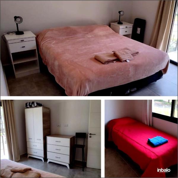 2 fotos de un dormitorio con cama y colchón rojo en Villa General Belgrano Inbalo 01 en Villa General Belgrano
