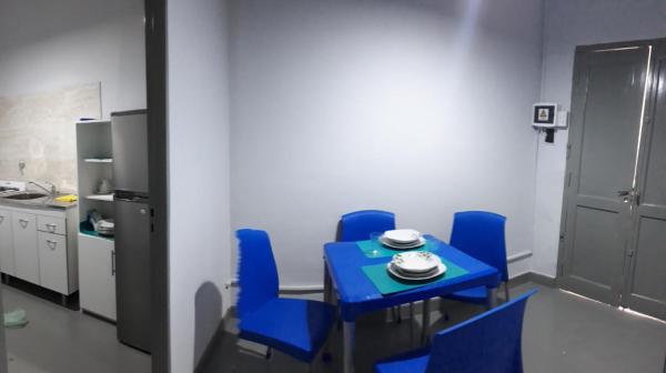 una mesa azul con sillas azules en la cocina en Departamentos Santa Fe en Salta
