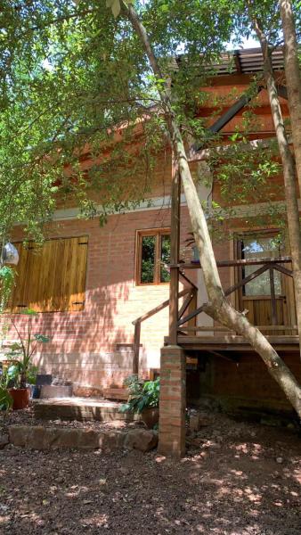 una casa con una escalera delante de ella en Casa Monte en Puerto Iguazú