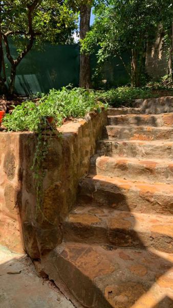 un conjunto de escaleras de piedra en un parque en Casa Monte en Puerto Iguazú
