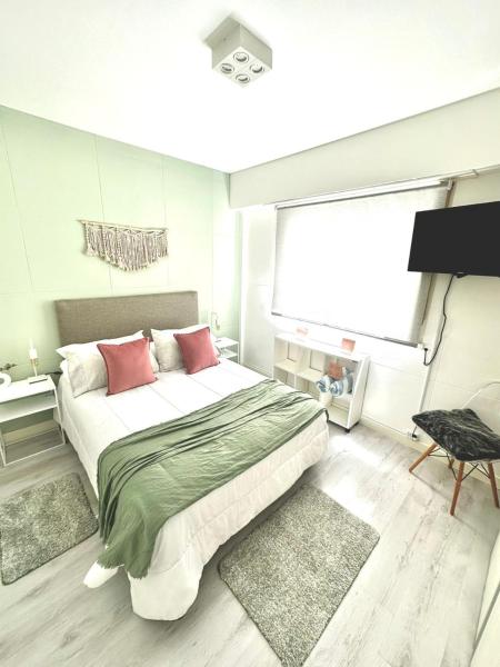 Un dormitorio con una cama grande y una ventana en Departamento BOUTIQUE #HONOLULU- Nomade Suites -Mar del Plata en Mar del Plata