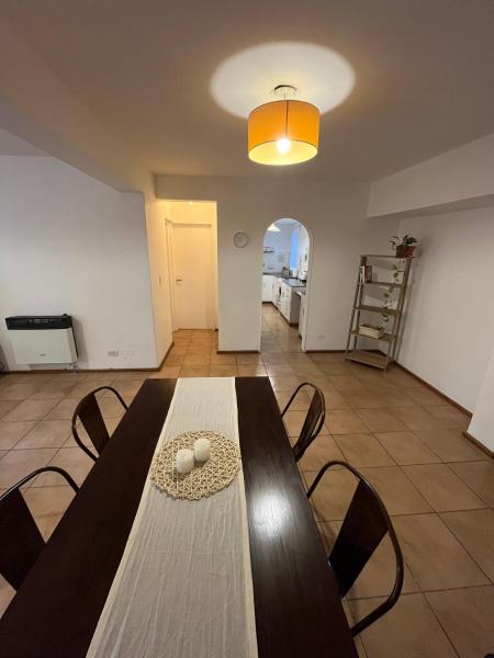 comedor con mesa de madera y sillas en La Jarilla en Mendoza