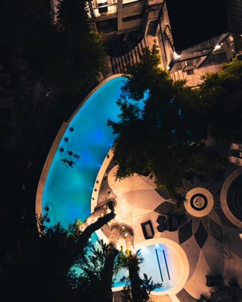 una vista aérea de una piscina por la noche en Rotui Exclusive Apartment en San Martín de los Andes