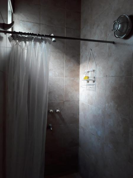 y baño con ducha con cortina blanca. en Habitacion con baño privado en hermosa casa centrica de Ciudad en Mendoza