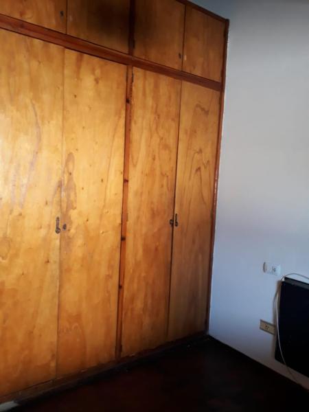 una habitación con una puerta de madera con una pintura en ella en Habitacion con baño privado en hermosa casa centrica de Ciudad en Mendoza