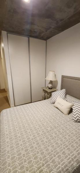 1 dormitorio con 1 cama con edredón blanco en Dpto de 1 dormitorio y 1.5 baños con amenities en Belgrano R Villa Urquiza en Buenos Aires