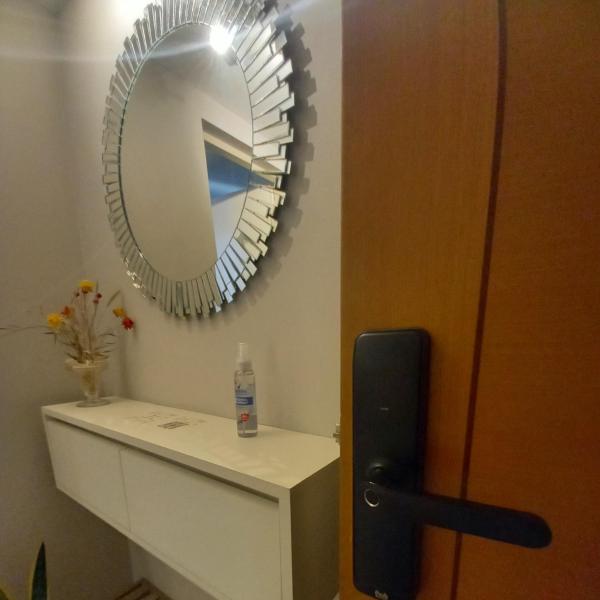 baño con espejo y lavabo blanco en Zafiro Barrio Norte by Citrino Aparts en San Miguel de Tucumán