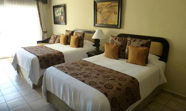Pierna o piernas de una habitación en Suites en VDP Cabo San Lucas Beach Resort and Spa