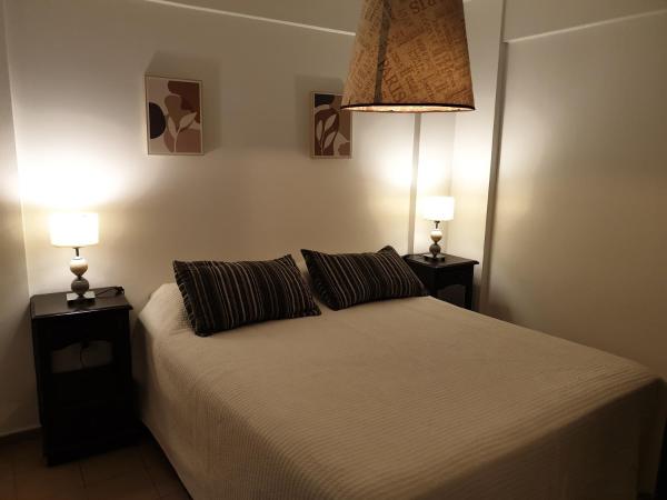 1 dormitorio con 1 cama con 2 lámparas en Valle de la Luna San Juan en San Juan
