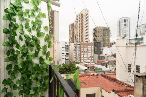 un edificio con una planta verde a un lado en Divine studio super bright with balcony en Buenos Aires