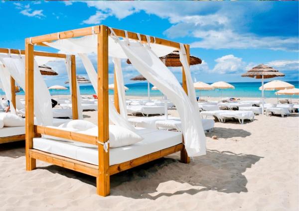 un arco de boda en una playa con sillas y sombrillas en StayatSas Luxe App vlakbij strand, 80 m2 terras, grote zwembaden Marbella, en Marbella