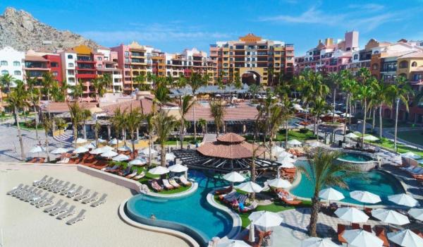 una vista aérea de un complejo con sillas y sombrillas en Beach resort suite, en Cabo San Lucas