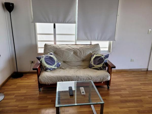sala de estar con sofá y mesa de cristal en Gran vista a Palermo en Buenos Aires