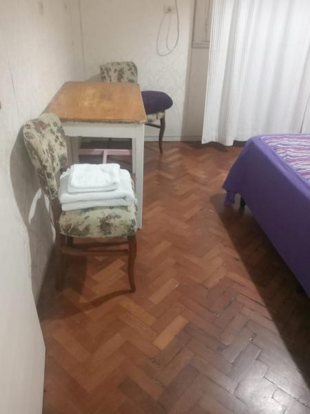 Habitación con mesa, silla y cama en Bienvenido avenida corrientes en Buenos Aires
