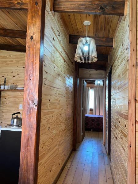 un pasillo en una cabaña de madera con paredes de madera en Tus cabañas en Las Grutas