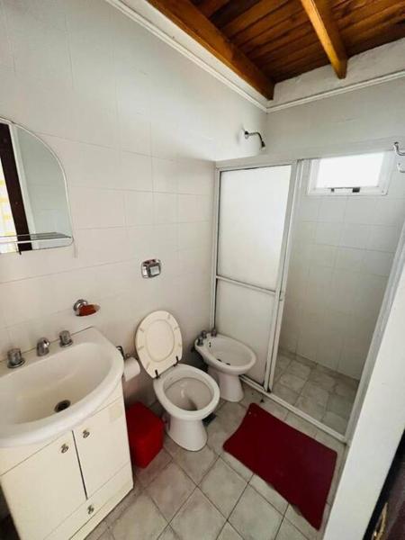 y baño con aseo, ducha y lavamanos. en Casa Itu. en Gualeguaychú